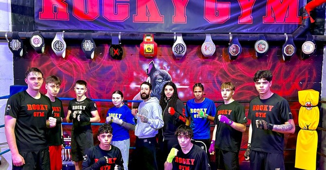 da sinistra - Marian Balaoi, Selin Bunduchi, Jastin Koceku, Amina Golinelli, Luca de Carolis (Maestro), Mei Lavevaz, Jaele Reyes, Christian Lombardi, Davide Attanasio. In ginocchio (sempre da sx) - Ismael Beioud, Matteo Rossi