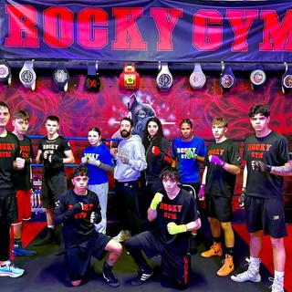 da sinistra - Marian Balaoi, Selin Bunduchi, Jastin Koceku, Amina Golinelli, Luca de Carolis (Maestro), Mei Lavevaz, Jaele Reyes, Christian Lombardi, Davide Attanasio. In ginocchio (sempre da sx) - Ismael Beioud, Matteo Rossi