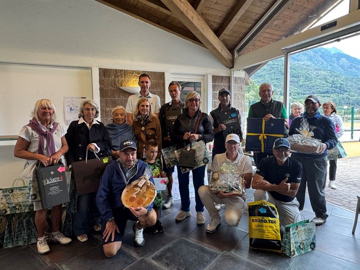 Da sinistra: Elvira Bianchi, Simonetta Manotti, Paola Varda, Darion Barone, Viviana Maria Vallet (Presidentessa della soroptimist sezione vda), Roberto Rossi, Elisabetta Misino, Massimiliano Cadin, Attilio Celesia, Marco Edifizi, (in ginocchio da sinistra) Simone Fiabane, Samuele Fiabane, Leandro Ducly e Fabio Fortin. Da sinistra: Elvira Bianchi, Simonetta Manotti, Paola Varda, Darion Barone, Viviana Maria Vallet (Presidentessa della soroptimist sezione vda), Roberto Rossi, Elisabetta Misino, Massimiliano Cadin, Attilio Celesia, Marco Edifizi, (in ginocchio da sinistra) Simone Fiabane, Samuele Fiabane, Leandro Ducly e Fabio Fortin.