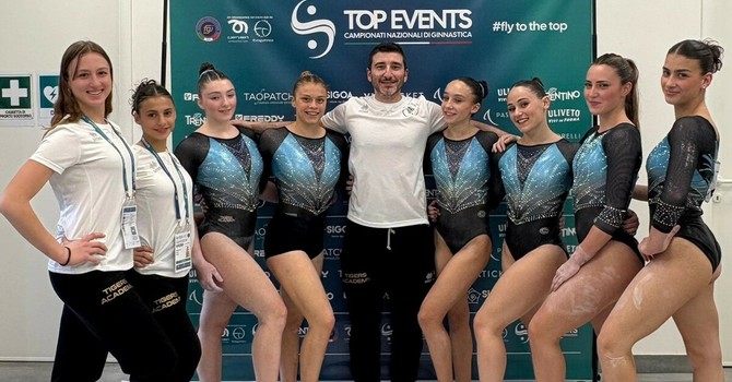 Claire Savoye e Fatima Rosset, prima e quarta da sinistra, con le compagne della Tigers Academy