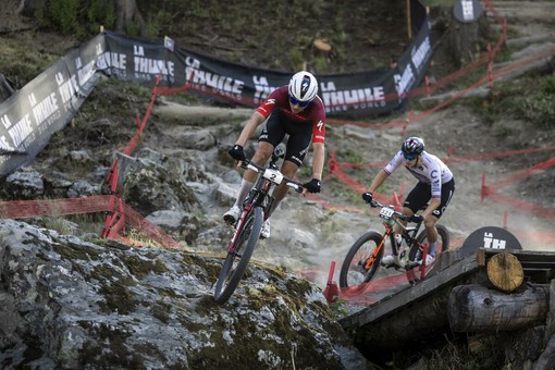 Boichis e Rissveds firmano il debutto della XCC World Cup a La Thuile. Domani spazio a Downhill ed Enduro Boichis e Rissveds firmano il debutto della XCC World Cup a La Thuile. Domani spazio a Downhill ed Enduro