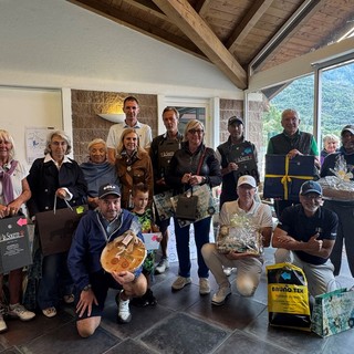 Da sinistra: Elvira Bianchi, Simonetta Manotti, Paola Varda, Darion Barone, Viviana Maria Vallet (Presidentessa della soroptimist sezione vda), Roberto Rossi, Elisabetta Misino, Massimiliano Cadin, Attilio Celesia, Marco Edifizi, (in ginocchio da sinistra) Simone Fiabane, Samuele Fiabane, Leandro Ducly e Fabio Fortin.