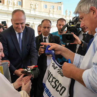 Papa Francesco benedice la Coppa del Mondo di Skiroll: “Saluto la delegazione. Prego per la martoriata Ucraina”