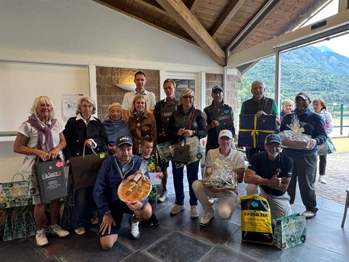 Da sinistra: Elvira Bianchi, Simonetta Manotti, Paola Varda, Darion Barone, Viviana Maria Vallet (Presidentessa della soroptimist sezione vda), Roberto Rossi, Elisabetta Misino, Massimiliano Cadin, Attilio Celesia, Marco Edifizi, (in ginocchio da sinistra) Simone Fiabane, Samuele Fiabane, Leandro Ducly e Fabio Fortin.