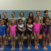 Dietro Aurora Budau, Melissa Costa, Ariel Ducret, Giada Lovison, Alessia Craciun, Denise Berthod, Noélie Radaele e Alexie Comé, davanti Camilla Cosentino, Ariel Giovinazzo, Caroline Maiaroli, Marie-Joelle Cappelletti Sressi, Luce Pavan e Cecilia Landini