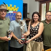 UNUCI VdA, premiazione del vincitore del Trofeo. Da sinistra: il Cap. com. CRI Massimo Ferrero, presidente UNUCI VdA; il Sost. Com. Coord. Maurizio Legato, vincitore del Trofeo; Annalisa Maurino, figlia di Michele Maurino; il Cap. com. CRI Antonello Piffari, presidente ANMCRI
