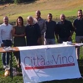 Francesco Gentile (Arvier), Matteo Bosonin (Donnas), Wanda Chapellu (Verrayes), Loredana Petey (Consiglio regionale Valle d’Aosta), Michel Martinet (Consiglio regionale Valle d’Aosta), Stefano Carletto (Coordinatore regionale Città del Vino), René Cottino (Gressan), Loris Peano (Villeneuve), Marco Vesan (Chambave)