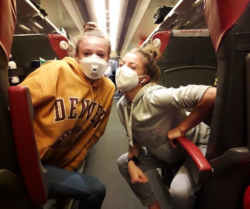 Vittoria Ramanzin e Beatrice Morra Di Cella sul treno per Napoli