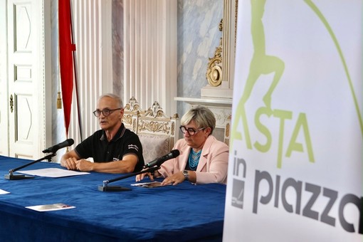 Fulvio Assanti, organizzatore della serata, e l'assessora Alina Sapinet Fulvio Assanti, organizzatore della serata, e l'assessora Alina Sapinet