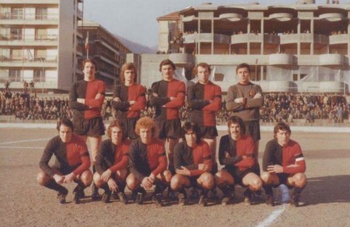 Una delle ultime formazioni della gloriosa Aosta Calcio. Notare le gradinate popolari affollate di tifosi. (MEDIAPOLITIKA.COM di Marco Milan – Foto MEDIAPOLITIKA.COM)