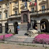 Il bello nascosto dalla macchia di sporco così come una nuvoletta copre il sole