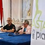 Fulvio Assanti, organizzatore della serata, e l'assessora Alina Sapinet Fulvio Assanti, organizzatore della serata, e l'assessora Alina Sapinet
