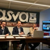 Al centro Alessandro Mano, segretario dell'Associazione Stampa Valdostana - FNSI. A sn. Il tesoriere Thomas Piccot e a ds François domaine presidente dell'Assemblea