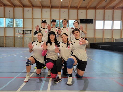 Da sn: Christopher Savioz, Riccardo Sana, Federico Sana, Pierfrancesco Bernardi. in Basso da sx: Cloe Bonomo, Kahina Brahmia, Beatrice Maglio e Beatrice Deregibus