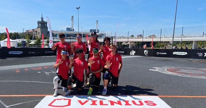 in alto da sx: Beatrice Deregibus, Stefania Beghelli, Kahina Brahmia, Leila Sanna. In basso da sx: Pierfrancesco Bernardi, Gabriel Quintana, Riccardo Sana e Umberto Luksch