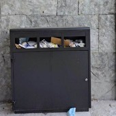 Il cassonetto della vergogna in via Guido Rey