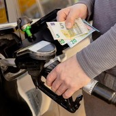 Carburanti: dall’inizio del conflitto le compagnie hanno applicato un sovrapprezzo medio di 19,67 centesimi sui prezzi dei carburanti.
