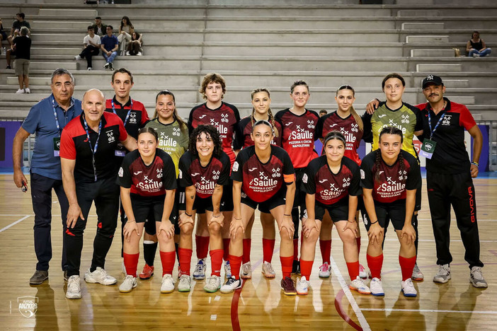 Foto di proprietà della LND Divisione Calcio a 5 la formazione: Aurora D’Asta, Gaia Ciavarella, Asia Orfano, Michelle Carrozzino, Asia Filippone, Letizia Melidona, Sharon Filippone, Martina Brunelli, Angelica Gulino, Ilary Piras, Darlisa Cagnola. Allenatore: Eric Filippone Foto di proprietà della LND Divisione Calcio a 5 la formazione: Aurora D’Asta, Gaia Ciavarella, Asia Orfano, Michelle Carrozzino, Asia Filippone, Letizia Melidona, Sharon Filippone, Martina Brunelli, Angelica Gulino, Ilary Piras, Darlisa Cagnola. Allenatore: Eric Filippone
