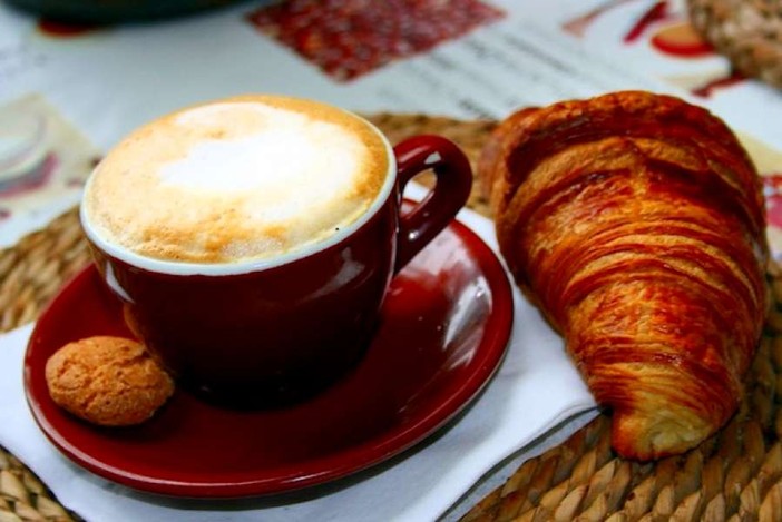 CROISSANT ET CAPPUCCINO AU BAR DES SPORTS