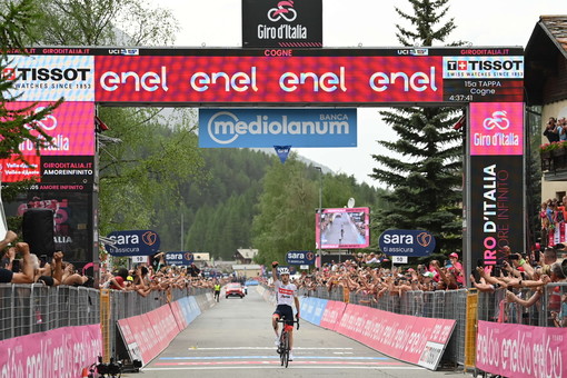 Giulio Ciccone vince la quindicesima tappa del Giro d'Italia
