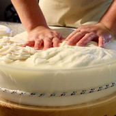 Una fase della lavorazione della Fontina Una fase della lavorazione della Fontina