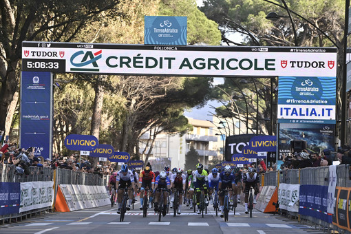 Tirreno-Adriatico Fabio Jakobsen vince la seconda tappa, Filippo Ganna sempre maglia azzurra