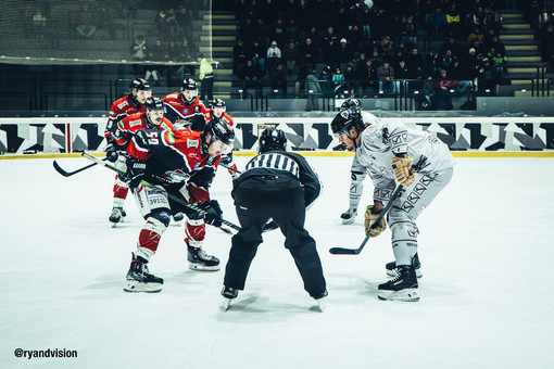 Hockey: HC Aosta lotta fino all'ultimo, ma il Caldaro si impone 4-3 in una sfida emozionante Hockey: HC Aosta lotta fino all'ultimo, ma il Caldaro si impone 4-3 in una sfida emozionante