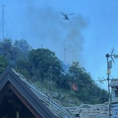 Incendio boschivo a Sarre, in azione elicottero e squadre di soccorso Incendio boschivo a Sarre, in azione elicottero e squadre di soccorso