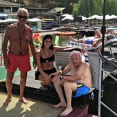 seduto a ds. Lodovico con l'istruttore Dario Moia (a sn) e la bagnina Letizia Balestre