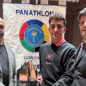 A destra Piercarlo Lunardi alla preniazione del ciclista Filippo Agostinacchio vinciotre del premio Panathlon 2025, intitolato alla memoria del giornalista Renato Godio