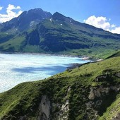 Il lago nella zona dei calanchi e del monolito (ph. Lodovico Marchisio)