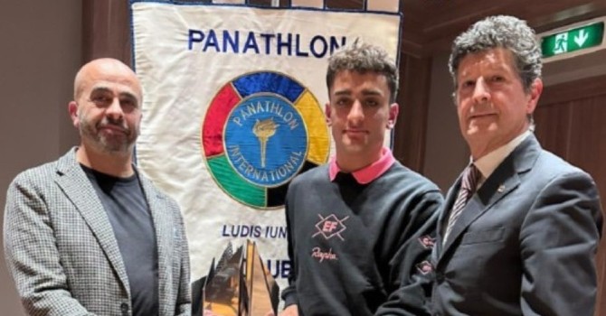 A destra Piercarlo Lunardi alla preniazione del ciclista Filippo Agostinacchio vinciotre del premio Panathlon 2025, intitolato alla memoria del giornalista Renato Godio