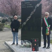 Matteo Fratini ed il sindaco Raffaele Rocco alla stele che ricorda le vittime del covid