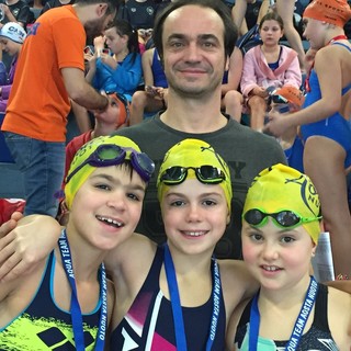 Nella foto le giovani nuotatrici dell’Aosta Nuoto Matilde Camarda, Emma Morsetti e Siria