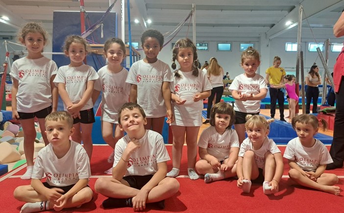 In piedi da sinistra Nina Sacchetto, Linda Perrone, Linda Serradura, Stella Jeruto Limo, Alice Messina, Beatrice Detragiache. Seduti da sinistra Daniel Martorelli Flutto, Kristian Carradore, Margherita Santi, Arianna Morabito Davisod, Nicla Pavan