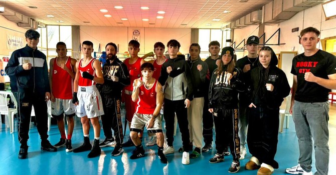 Da sn: Davide Attanasio, Jaele Reyes, Jastin Koceku, Luca de Carolis, Selin Bunduchi, Matteo Rossi, Gianmaria Trapin, Pier Cristiano Trapin, Mei Lavevaz, Kreig Pacuku, Federica Macrì, Christian Lombardi, Amina Golinelli, Marian Balaoi Da sn: Davide Attanasio, Jaele Reyes, Jastin Koceku, Luca de Carolis, Selin Bunduchi, Matteo Rossi, Gianmaria Trapin, Pier Cristiano Trapin, Mei Lavevaz, Kreig Pacuku, Federica Macrì, Christian Lombardi, Amina Golinelli, Marian Balaoi