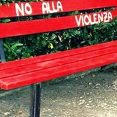 Una delle numerose 'panchina rossa' inaugurate in Valle d'Aosta Una delle numerose 'panchina rossa' inaugurate in Valle d'Aosta