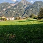 Il grande prato verde dove il sindaco pensa di realizzare un centro commerciale (ph red) Il grande prato verde dove il sindaco pensa di realizzare un centro commerciale (ph red)