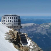Monte Bianco, 32 alpinisti bloccati al Goûter: niente elicottero gratuito, il sindaco «Non è un soccorso»