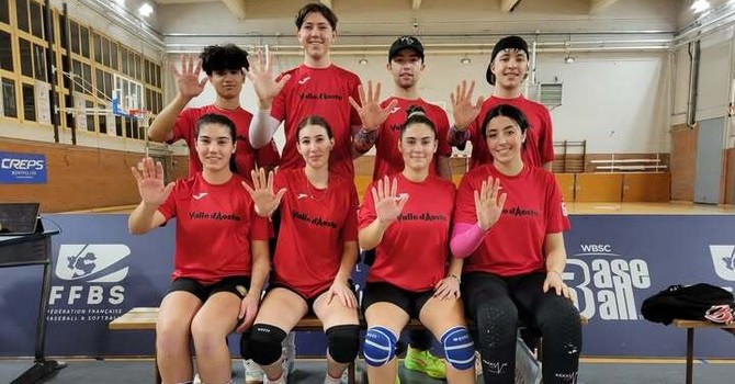 Nella foto del roster: sedute da sinistra Martina Ganili, Julie Barailler, Cloe Bonomo, Kahina Brahmia; in piedi da sinistra Gabriel Quintana, Umberto Luksch, Riccardo Sana, Federico Sana Nella foto del roster: sedute da sinistra Martina Ganili, Julie Barailler, Cloe Bonomo, Kahina Brahmia; in piedi da sinistra Gabriel Quintana, Umberto Luksch, Riccardo Sana, Federico Sana