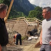A ds Davide Sapinet in sopralluogo in un cantiere