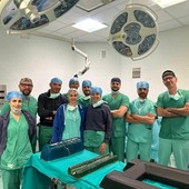 L'equipe di neurochirurgia con neurorianimatori e neuroanestesisti e nurse della sala L'equipe di neurochirurgia con neurorianimatori e neuroanestesisti e nurse della sala