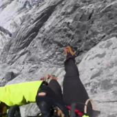Valle d'Aosta, giornata drammatica tra montagne e strade: un'escursionista muore al lago Licony, numerosi interventi di soccorso