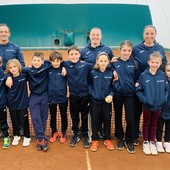 Da sx in piedi: Fabio Paonessa, Kewin Perrin, Julie Brunet, Nicholas Pettenon, André Bionaz, Leonardo Petacchi, Sara Fristachi, Giada Crimiti, Lina Napoletano, Nathalie Viérin, Gisèle Armand Pomat, Armelle Paternolli