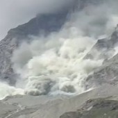 Crollo sul Cervino, scatta l'allarme: sospese le ascensioni alla Gran Becca dopo la maxi frana sulla parete Sud Crollo sul Cervino, scatta l'allarme: sospese le ascensioni alla Gran Becca dopo la maxi frana sulla parete Sud