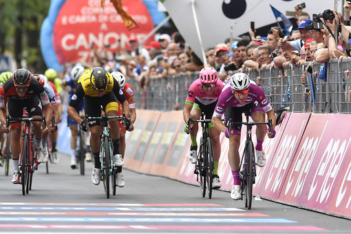 Ciclismo: A Elia Viviani la terza tappa della Tirreno-Adriatico