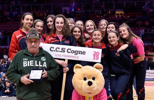 Le ragazze del Ccs Cogne con l'alpino 'mascotte' della loro partecipazione al torneo (foto da profilo Fb Ccs, credit Fabio Cucchetti